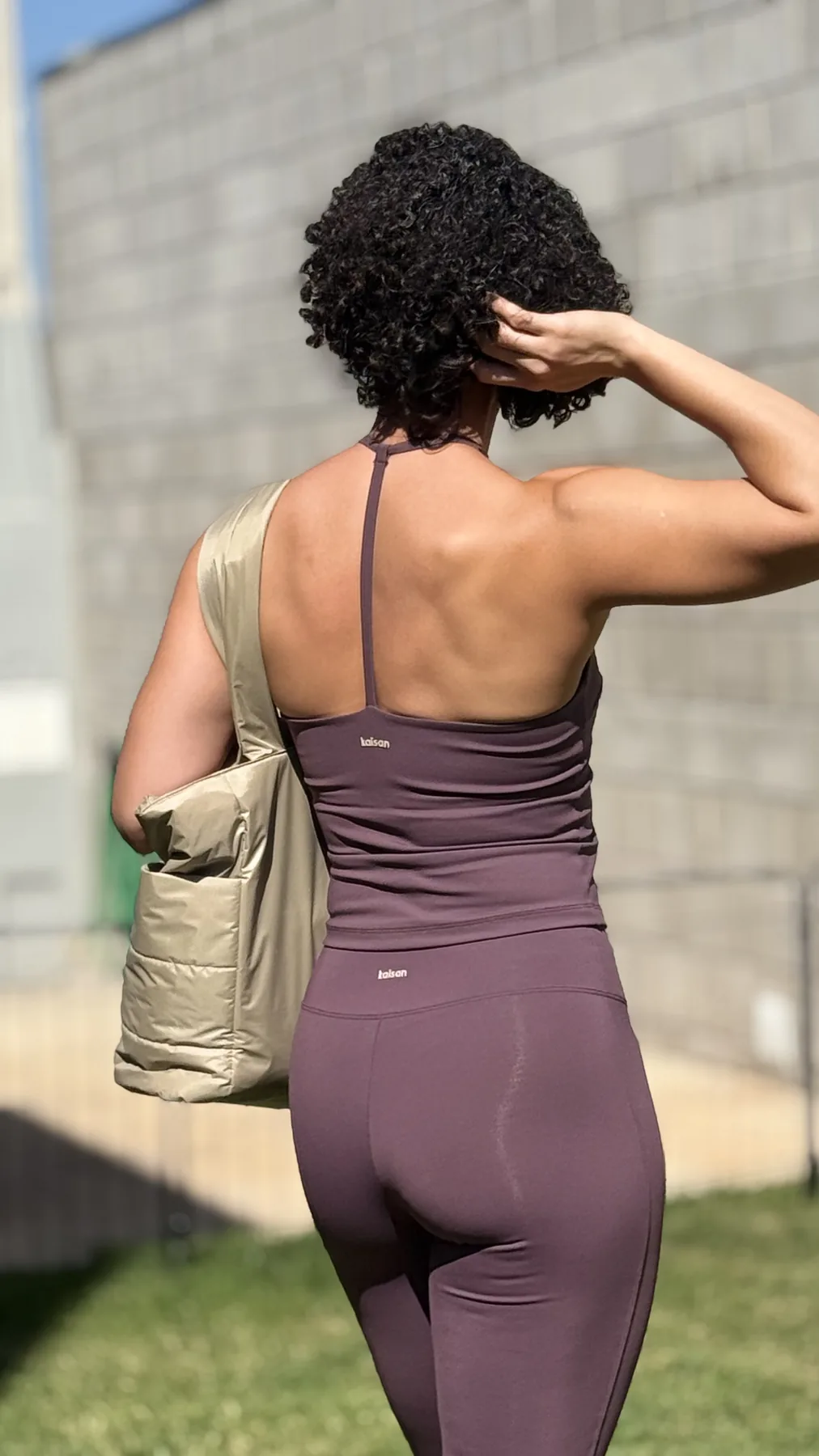 Vista posterior do look vinho