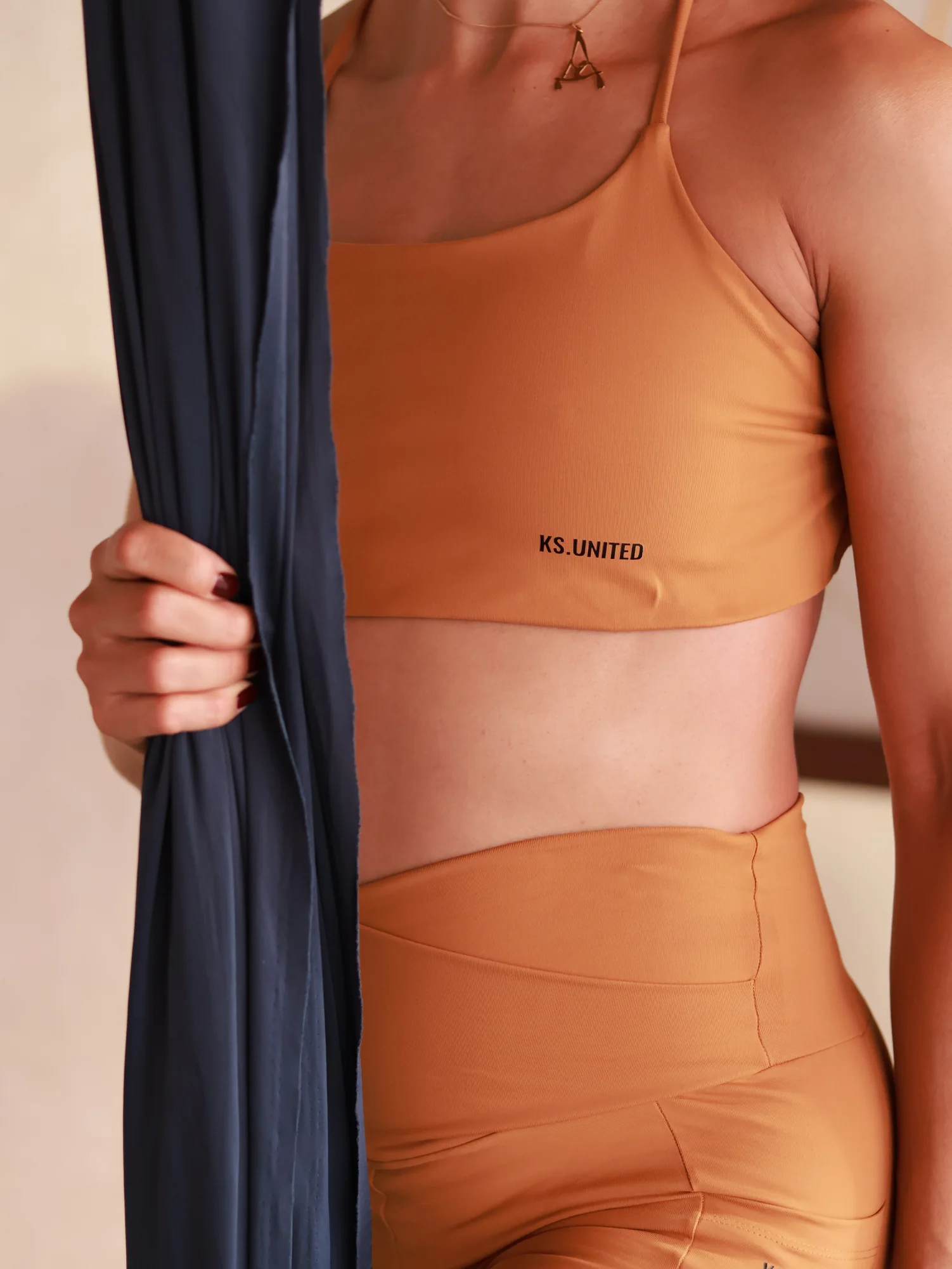 Detalhe de look para a prática de tecido acrobático